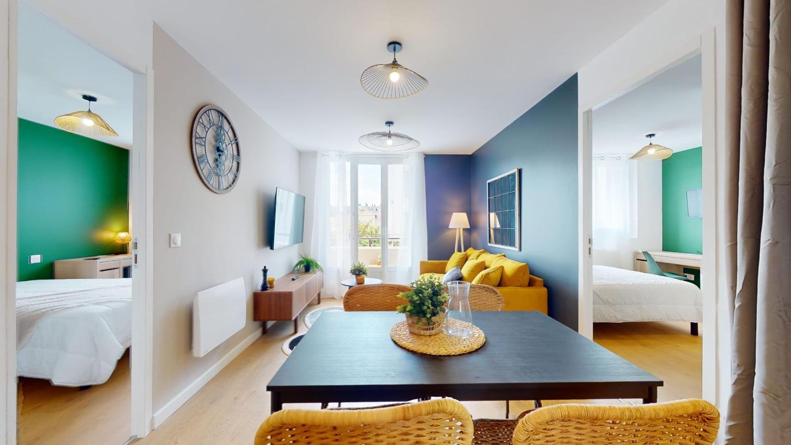 Vue d'ensemble du séjour rénové, avec accès aux deux chambres
