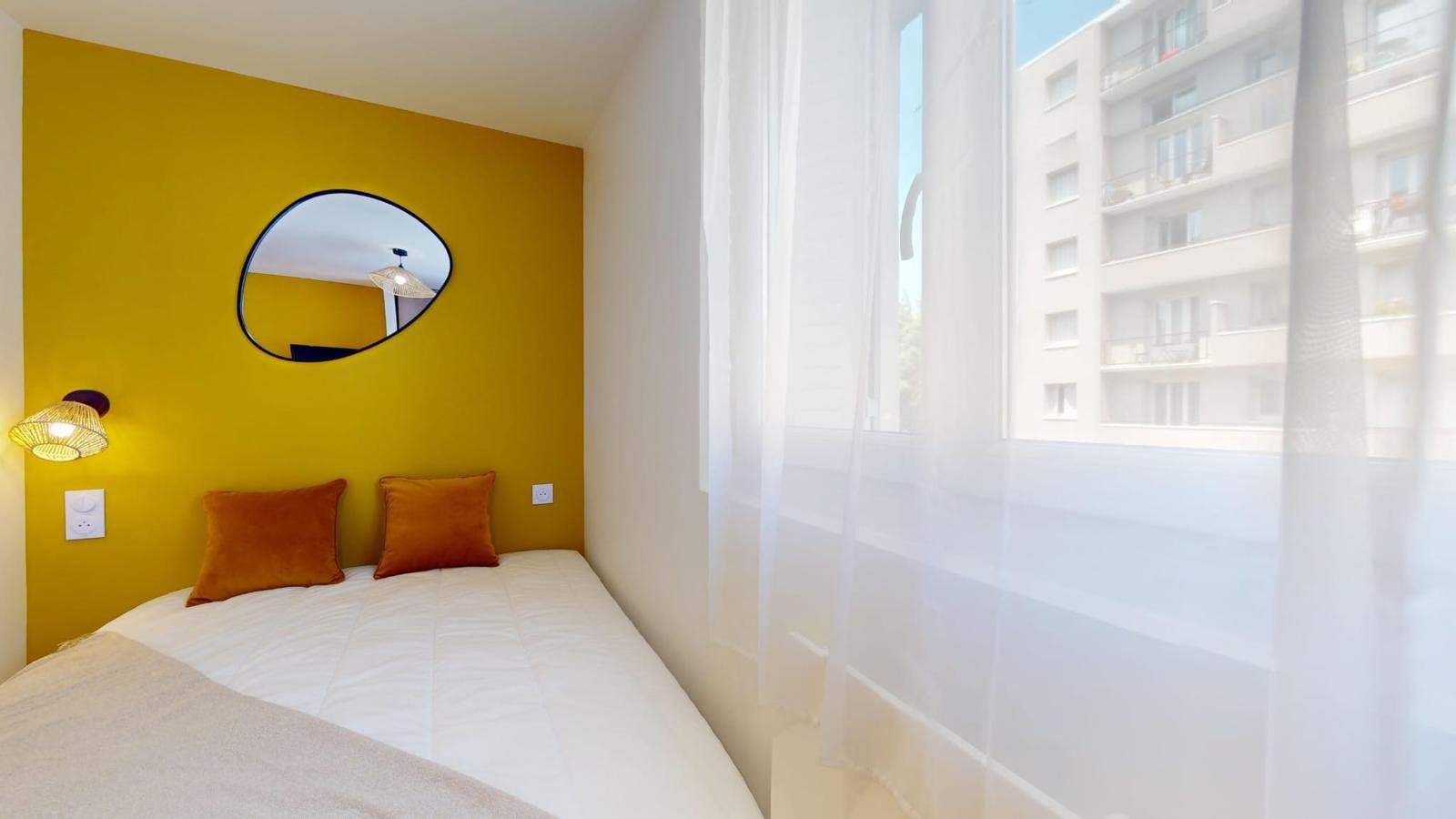 Chambre avec mur d'accent jaune moutarde — BS Rénov Alpes