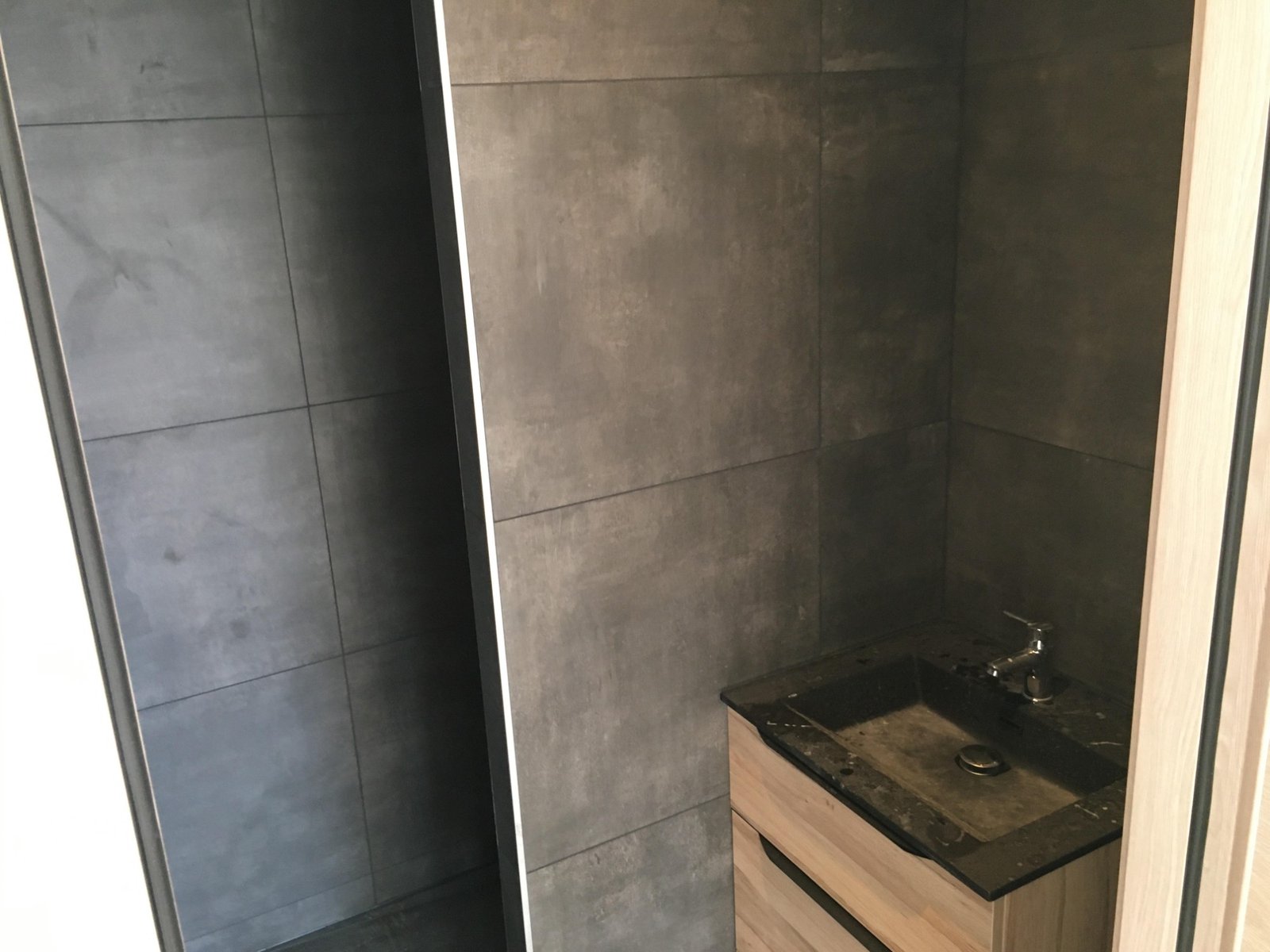 Douche à l'italienne carrelage effet béton et vasque à encastrer