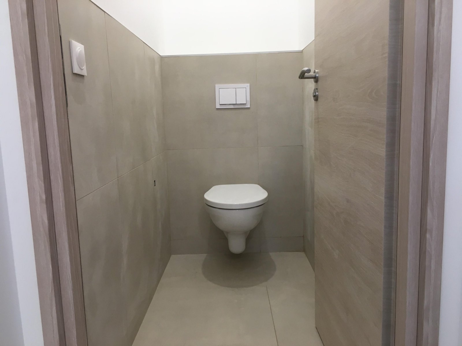 WC suspendu avec carrelage effet béton
