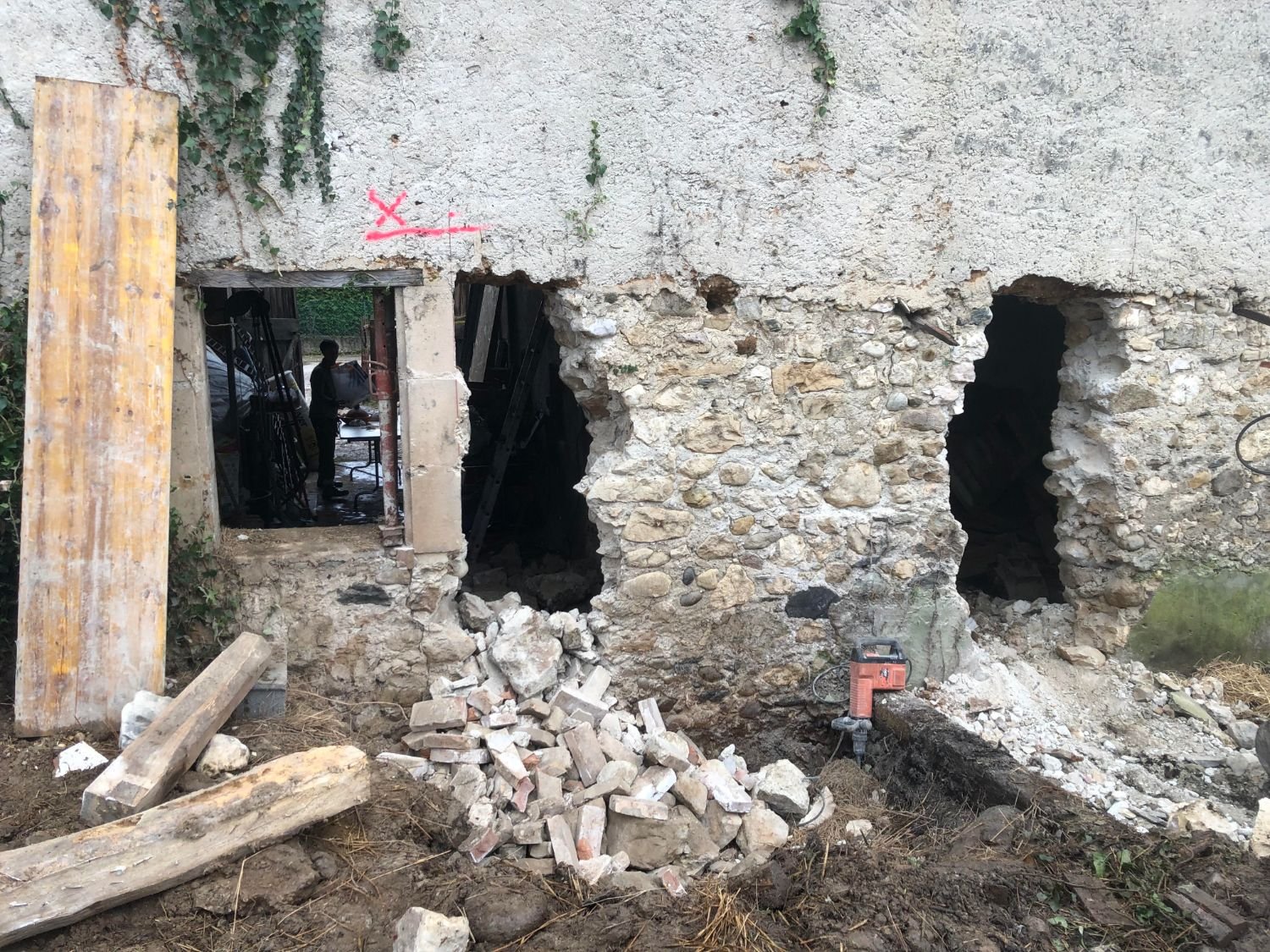 Création d'ouvertures dans le mur en pierre