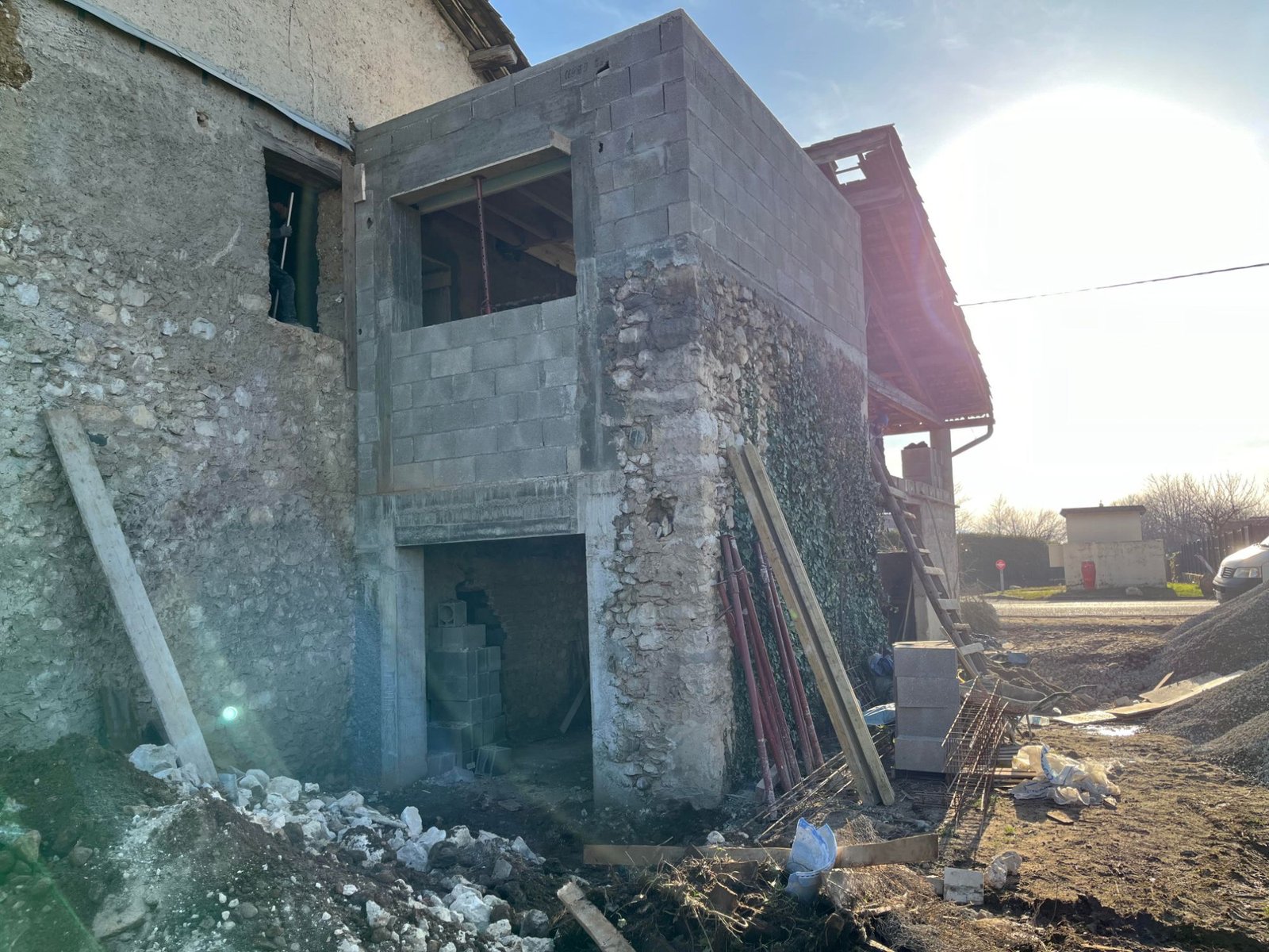 Extension en parpaing sur le bâtiment en pierre