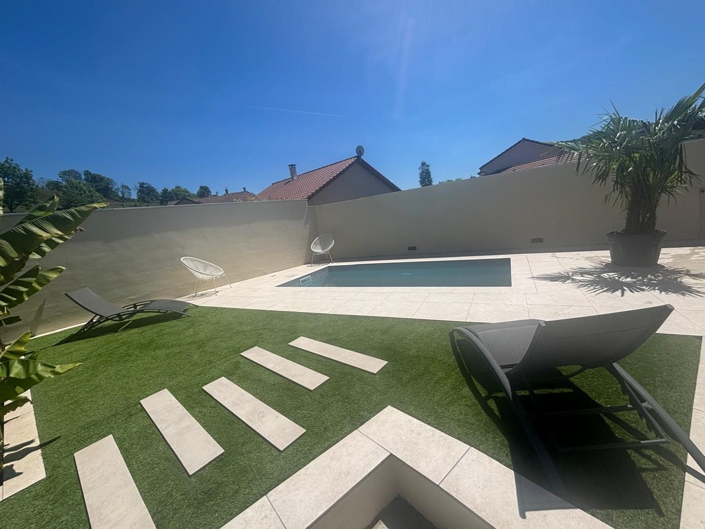Terrasse et abords de la piscine achevés, pas japonais et espace détente